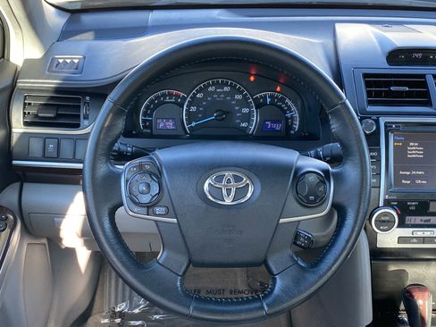 Used 2014 Toyota Camry L image 10