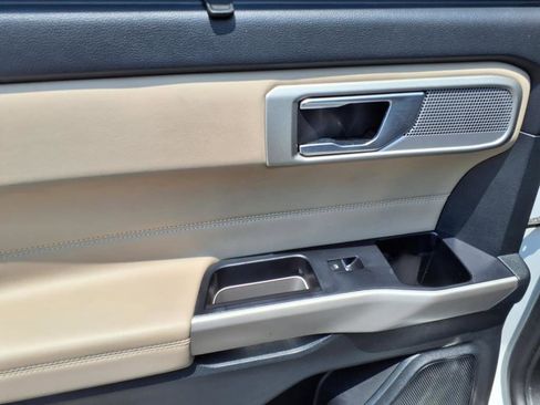 Used 2023 Ford Explorer Limited image 9