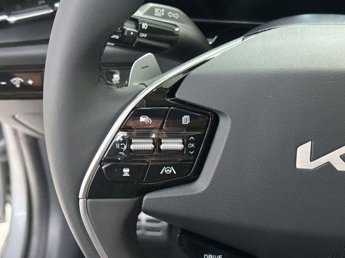 Used 2025 Kia Niro EX Touring image 17