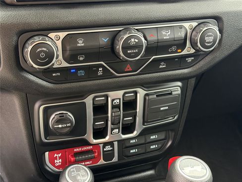 Used 2025 Jeep Wrangler Willys image 28