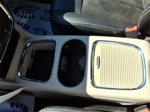 Used 2019 Dodge Grand Caravan SXT image 18