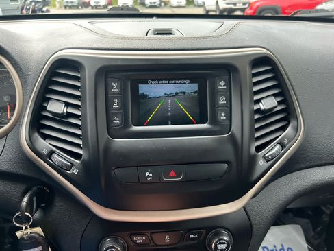 Used 2018 Jeep Cherokee Latitude w/ Safety Group AWD/4WD image 17