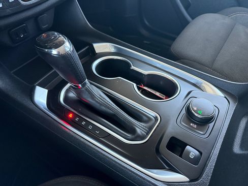 Used 2019 Chevrolet Traverse LT FWD image 17