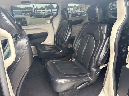 Used 2022 Chrysler Pacifica Touring-L FWD image 18