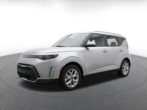 Used 2025 Kia Soul LX w/ LX Technology Package FWD image 3