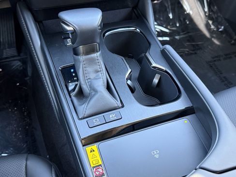 Certified 2025 Lexus ES 300h w/ Premium Package image 24