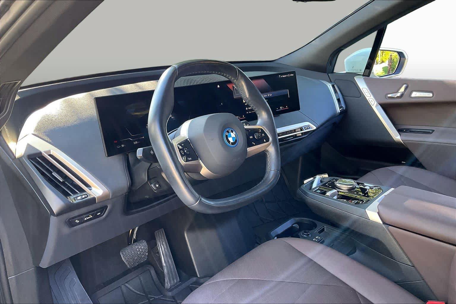 Used 2023 BMW iX xDrive50 w/ Sport Package AWD/4WD image 17