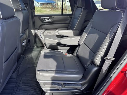 Used 2024 GMC Yukon SLT w/ SLT Luxury Package image 10