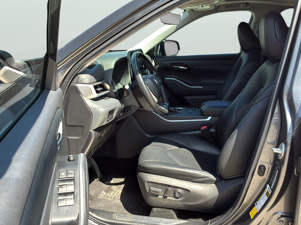 Used 2022 Toyota Highlander XLE FWD image 10