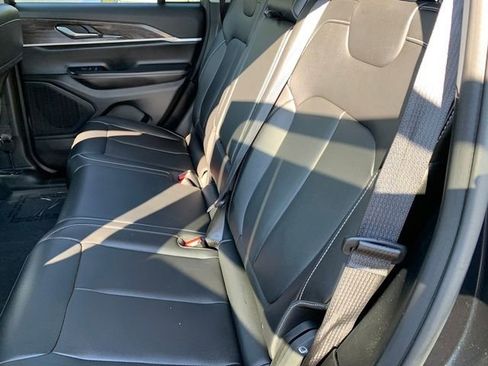 Used 2024 Jeep Grand Cherokee Limited w/ Black Appearance Package image 16