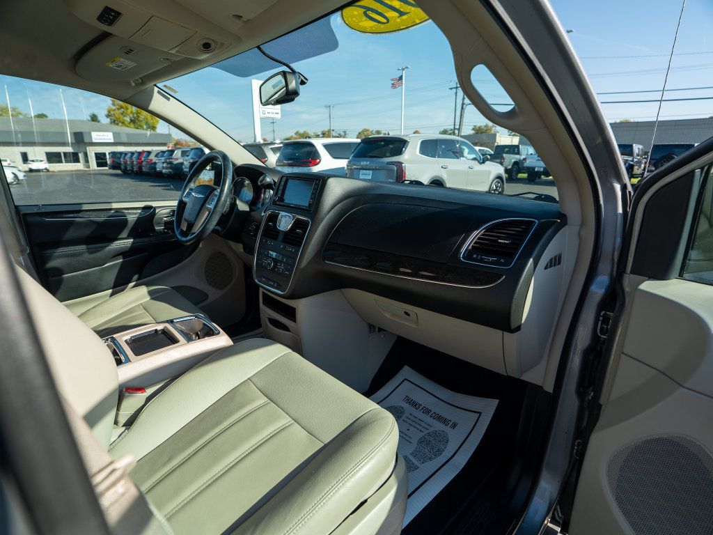 Used 2016 Chrysler Town & Country Touring w/ Driver Convenience Group FWD image 10