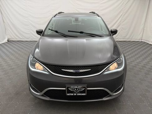 Used 2019 Chrysler Pacifica Touring-L FWD image 3