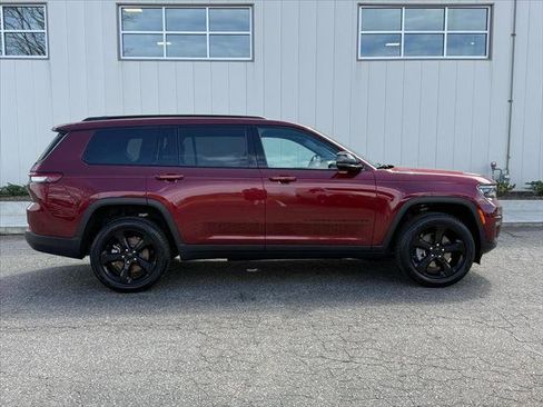 Used 2025 Jeep Grand Cherokee L Limited w/ Black Appearance Package RWD image 2