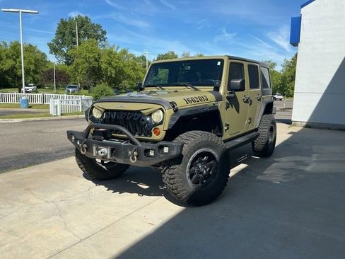 Used 2013 Jeep Wrangler Unlimited Rubicon w/ Max Tow Pkg AWD/4WD image 3