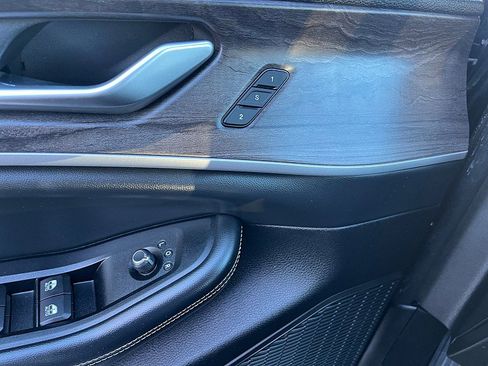 Used 2023 Jeep Grand Cherokee Limited w/ Luxury Tech Group II image 32