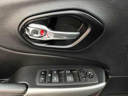Used 2022 Jeep Cherokee Latitude AWD/4WD image 17