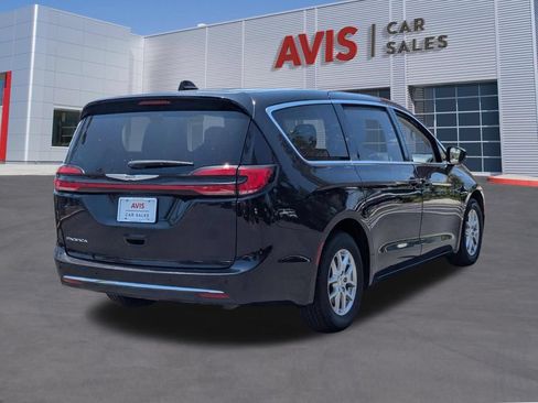 Used 2023 Chrysler Pacifica Touring-L FWD image 6