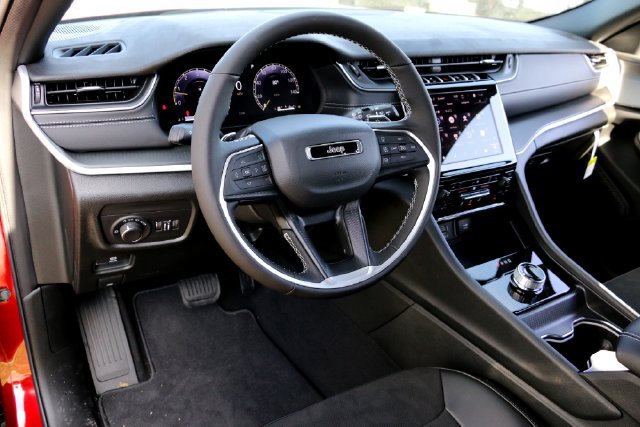 New 2025 Jeep Grand Cherokee Altitude AWD/4WD image 8