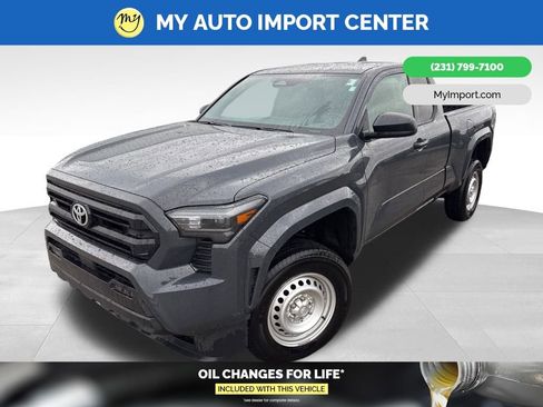 Used 2025 Toyota Tacoma SR image 3