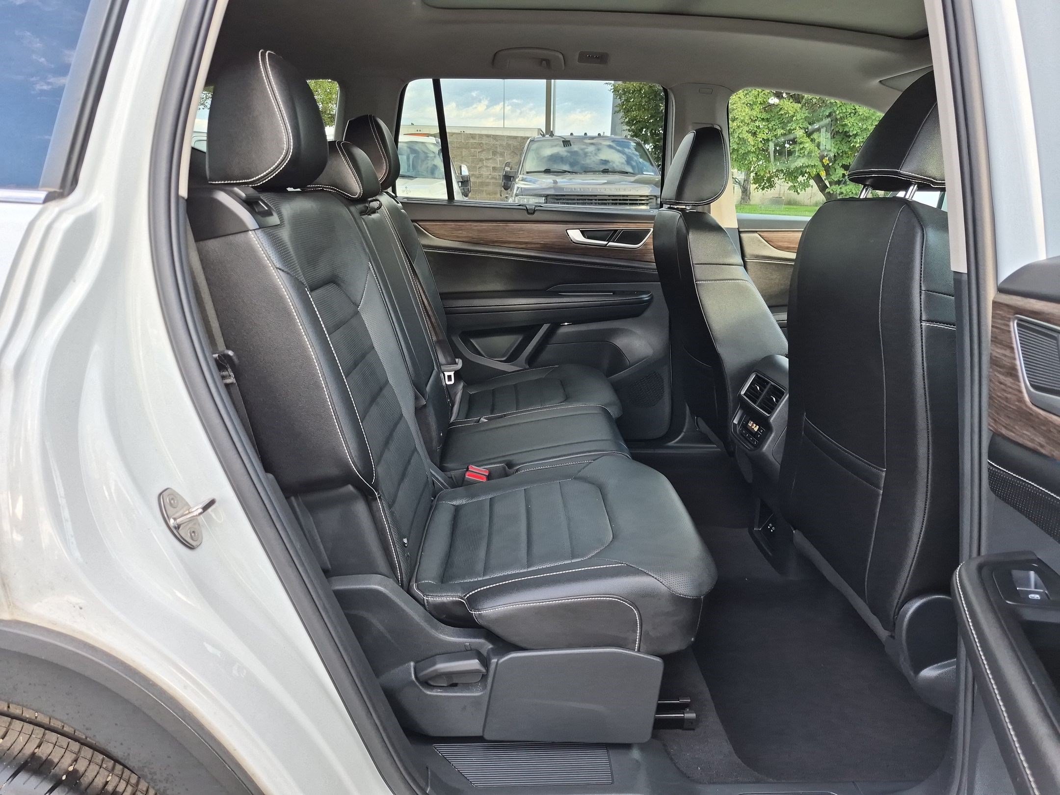 Used 2025 Volkswagen Atlas SEL AWD/4WD image 34