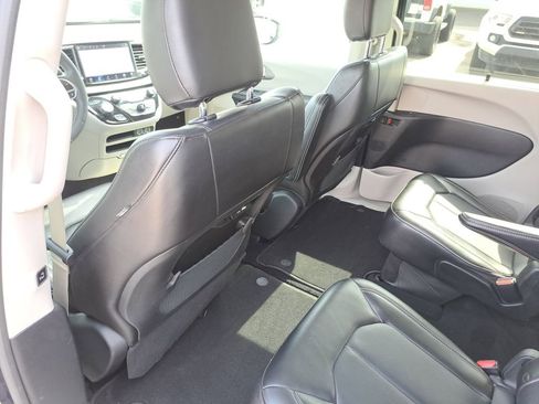 Used 2023 Chrysler Pacifica Touring-L image 15