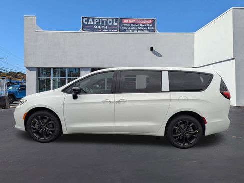 New 2026 Chrysler Pacifica Select image 5