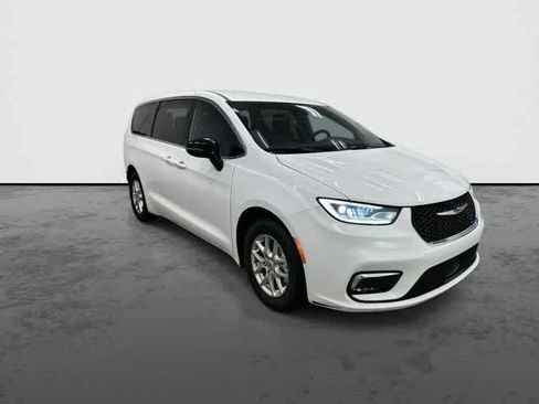 Used 2025 Chrysler Pacifica Select FWD image 6