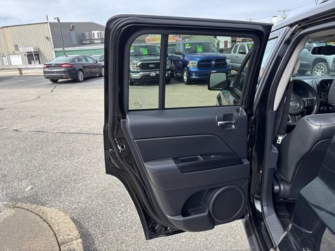 Used 2017 Jeep Patriot High Altitude image 28