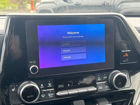 Used 2023 Toyota Highlander XLE AWD/4WD image 24