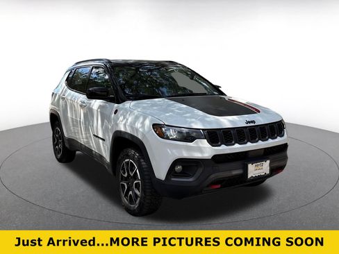 Used 2025 Jeep Compass Trailhawk AWD/4WD image 1