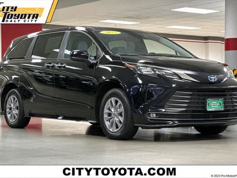 Certified 2025 Toyota Sienna XLE image 1