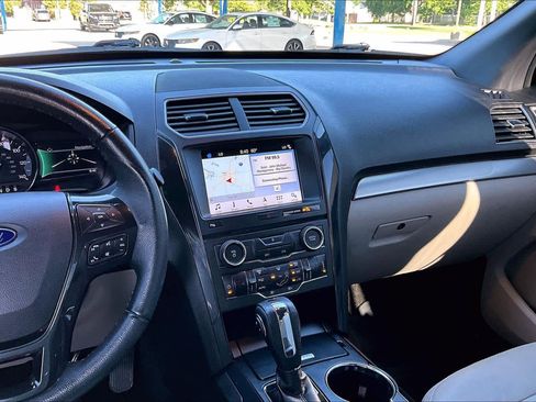 Used 2018 Ford Explorer XLT w/ Equipment Group 202A AWD/4WD image 7