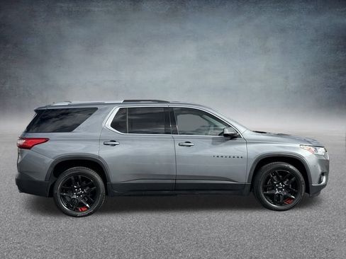 Used 2018 Chevrolet Traverse LT image 2