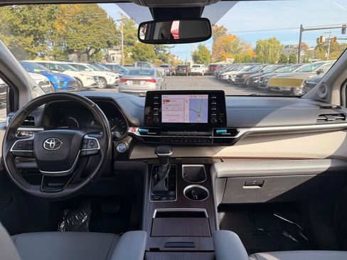 Used 2022 Toyota Sienna XLE image 18