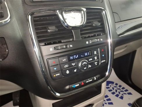 Used 2014 Chrysler Town & Country Touring-L w/ Driver Convenience Group image 20