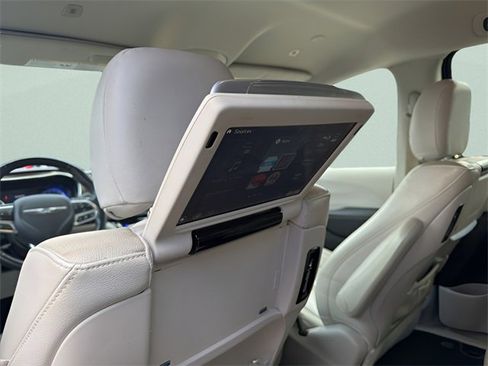 Used 2019 Chrysler Pacifica Touring-L Plus w/ Advanced Safetytec Group image 10