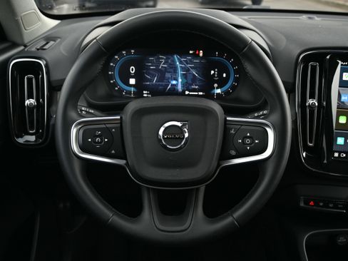 Used 2025 Volvo XC40 B5 Core image 19