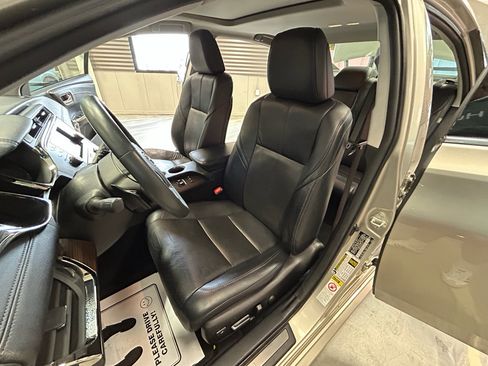 Used 2013 Toyota Avalon Limited w/ Technology Pkg FWD image 7