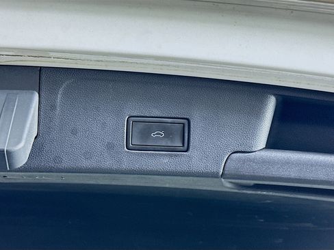 Used 2021 Volkswagen Atlas Cross Sport SE image 30