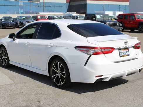 Used 2018 Toyota Camry SE FWD image 6