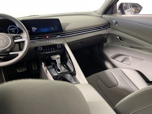 Used 2025 Hyundai Elantra Hybrid FWD image 17