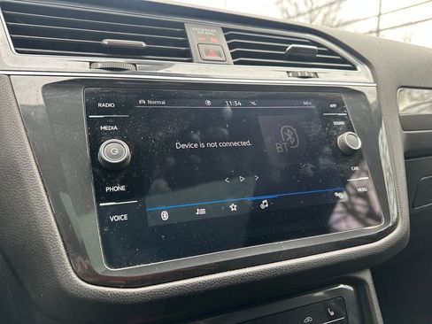 Used 2023 Volkswagen Tiguan SE w/ Panoramic Sunroof Package image 9