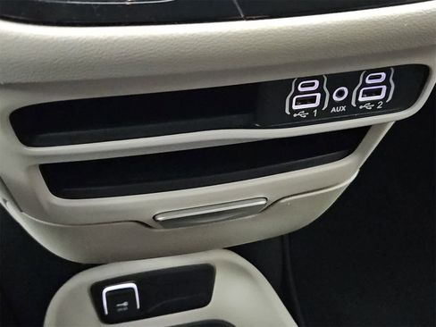 Used 2024 Chrysler Pacifica Touring-L image 31