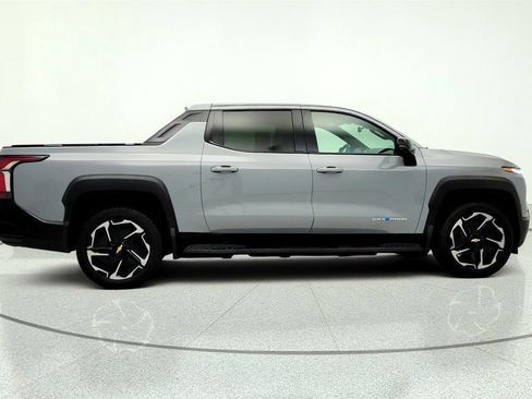 Used 2026 Chevrolet Silverado EV LT AWD/4WD image 4