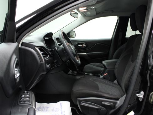 Used 2019 Jeep Cherokee Latitude w/ Popular Appearance Group image 12