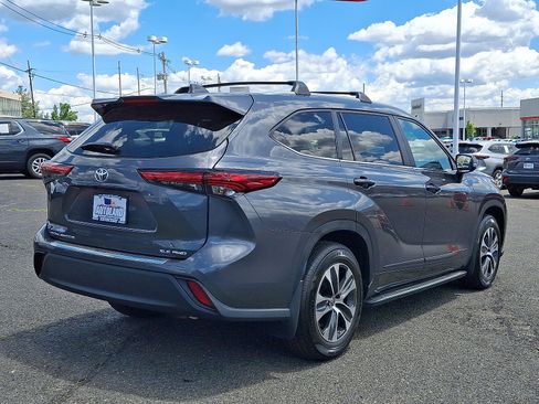 Used 2023 Toyota Highlander XLE AWD/4WD image 7