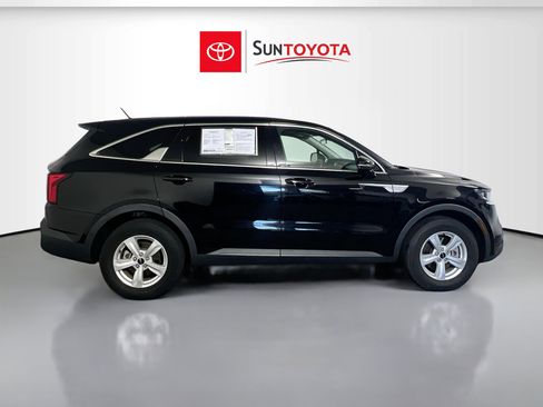Used 2023 Kia Sorento LX FWD image 2