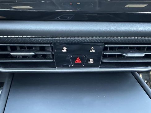 Used 2025 Volkswagen Atlas Cross Sport SE image 23