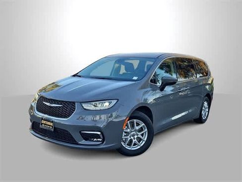 Used 2023 Chrysler Pacifica Touring-L image 1