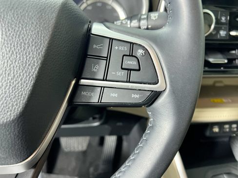 Used 2023 Toyota Highlander XLE FWD image 17